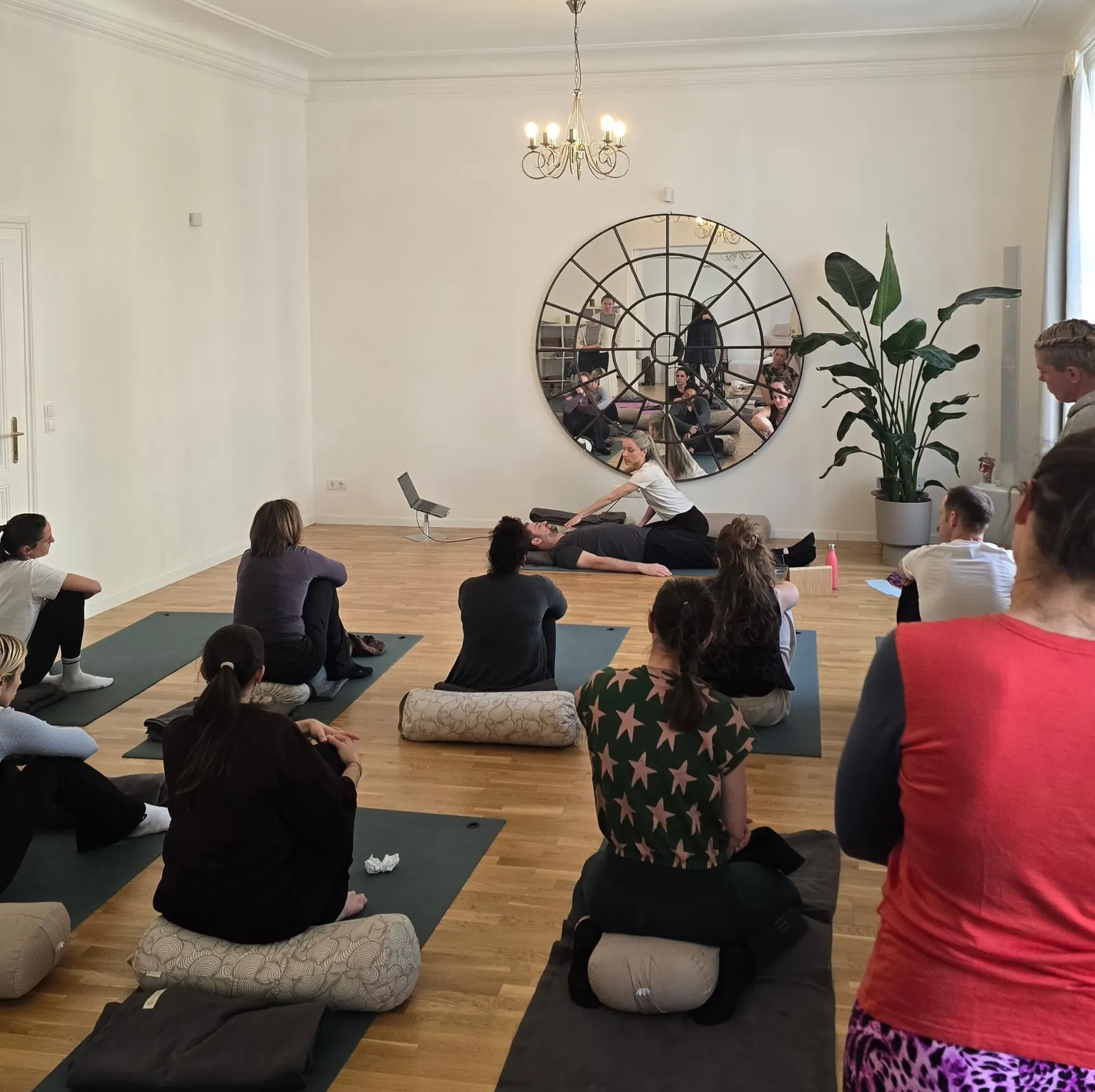 AYA Teacher Training – Gruppe im Studio bei einer Atem- und Nervensystem-Session
