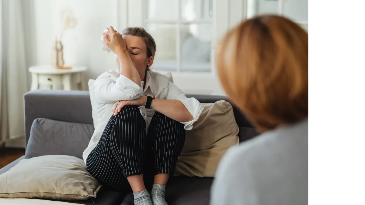 Frau im Gespräch mit Coach – Symbolbild für mentale Belastung, die Mindset-Arbeit allein nicht löst